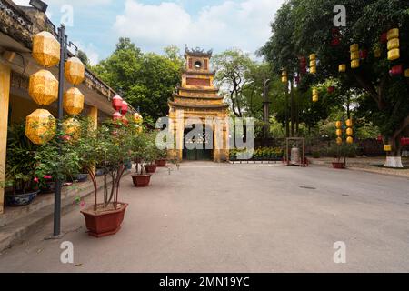 Hanoï, Vietnam, janvier 2023. Une ancienne porte traditionnelle à l'intérieur de la Citadelle impériale de Thăng long, Banque D'Images