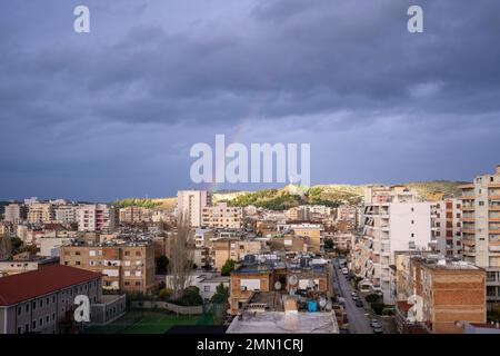 Vlore Vlora, Albanie - 17 septembre 2022: Albanie, Vlora, paysage urbain vu de la colline de Kuzum Baba. Vue aérienne de la ville, panorama de la ville de Vlore Banque D'Images