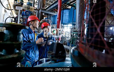 ZHANGYE, CHINE - 29 JANVIER 2023 - des membres du personnel vérifient l'usine de production d'herbicides de Zhangye Dagong Agrochemical Company à l'économie circulaire Banque D'Images