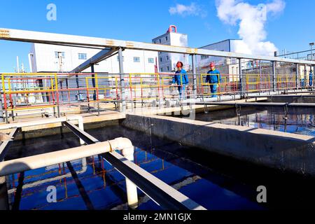 ZHANGYE, CHINE - 29 JANVIER 2023 - des travailleurs inspectent la ligne de traitement des eaux usées de la société agrochimique Zhangye Dagong à Zhangye Jingkai Circular Econo Banque D'Images