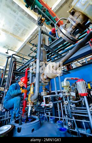 ZHANGYE, CHINE - 29 JANVIER 2023 - des ouvriers réparent du matériel dans une usine de production à Zhangye Dagong Agrochemical Company à Zhangye Jingkai Circular Banque D'Images