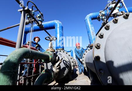 ZHANGYE, CHINE - 29 JANVIER 2023 - les travailleurs portent une attention particulière au traitement des eaux usées de la société agrochimique Zhangye Dagong dans la circulaire Zhangye Jingkai Banque D'Images