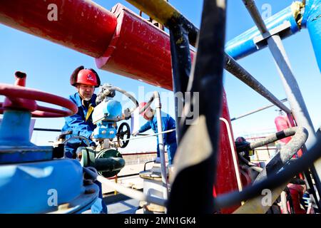 ZHANGYE, CHINE - 29 JANVIER 2023 - des travailleurs travaillent à la ligne de traitement des eaux usées de la société agrochimique Zhangye Dagong à Zhangye Jingkai Circular Econo Banque D'Images