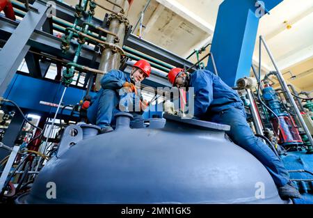 ZHANGYE, CHINE - 29 JANVIER 2023 - des ouvriers réparent du matériel dans une usine de production à Zhangye Dagong Agrochemical Company à Zhangye Jingkai Circular Banque D'Images
