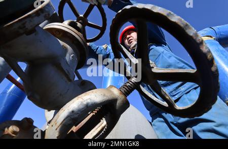 ZHANGYE, CHINE - 29 JANVIER 2023 - des travailleurs travaillent à la ligne de traitement des eaux usées de la société agrochimique Zhangye Dagong à Zhangye Jingkai Circular Econo Banque D'Images