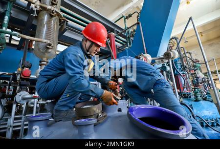 ZHANGYE, CHINE - 29 JANVIER 2023 - des ouvriers réparent du matériel dans une usine de production à Zhangye Dagong Agrochemical Company à Zhangye Jingkai Circular Banque D'Images