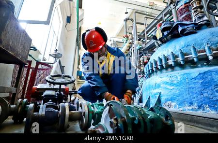 ZHANGYE, CHINE - 29 JANVIER 2023 - des ouvriers réparent du matériel dans une usine de production à Zhangye Dagong Agrochemical Company à Zhangye Jingkai Circular Banque D'Images