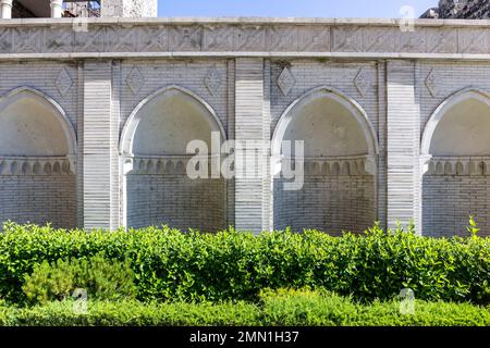 Cloîtres et arches sculptées en pierre blanche avec ornements arabes dans la cour du château d'Akhaltsikhe (Rabati), Géorgie. Banque D'Images