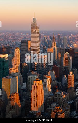 Vue aérienne de New York City sur les gratte-ciels du centre-ville de Manhattan au coucher du soleil. La vue en hauteur inclut un nouveau bâtiment supérieur Banque D'Images