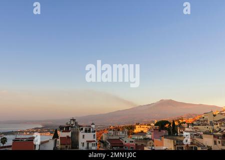 Vue sur le volcan Etna le matin, depuis la ville de Taormine, sur l'île de Sicile, en Italie. Banque D'Images