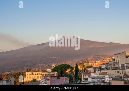 Vue sur le volcan Etna le matin, depuis la ville de Taormine, sur l'île de Sicile, en Italie. Banque D'Images