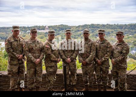 Diplômés de l'école des officiers de la Garde nationale du Kentucky à l'Overlook près de la tombe de Daniel Boone au cimetière de Frankfort à Frankfort, Ky., le 24 septembre 2022. Les diplômés seront commandés comme deuxièmes lieutenants lors d'une cérémonie ultérieure par des amis et des membres de la famille. Banque D'Images