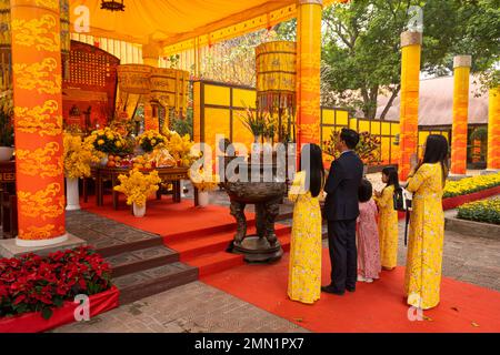 Hanoï, Vietnam, janvier 2023. Les fidèles priant dans le temple à l'intérieur de la Citadelle impériale de Thăng long, Banque D'Images