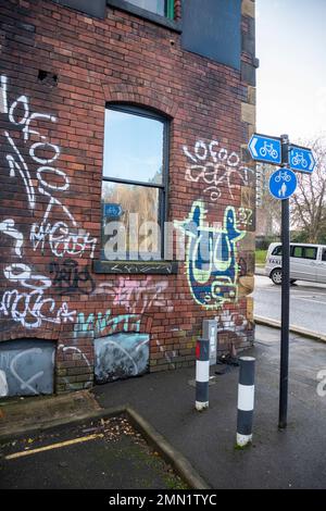 Yorkshire, Royaume-Uni – 21 décembre 2020 : Graffiti sur une propriété vide, Duke Street, Sheffield Banque D'Images