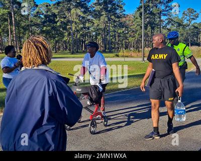 Les participants franchissent la ligne d'arrivée au cours de la Marche de prévention et de sensibilisation au suicide de la NAACP du comté de Liberty, à Hinesville, en Géorgie, le 24 septembre 2022. Les participants ont commencé au SFC Paul R. Smith Army Education Centre et ont parcouru environ 4,5 milles autour de Hinesville avant de retourner au point de départ. Septembre est le mois de la prévention du suicide. Banque D'Images