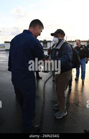 ADM. Arrière Nathan A. Moore, commandant du 17th District (à gauche), se serre la main avec Willie G. Nunn, administratrice de la région 10 de la FEMA à la base aérienne Elmendorf, à Anchorage, en Alaska, le 24 septembre 2022. Un avion Hercules C-130 de la Garde côtière de la station aérienne Kodiak a effectué un survol des communautés de l'ouest de l'Alaska touchées par le typhon Merbok, offrant aux dirigeants de la Garde côtière, aux politiciens de l'Alaska et au personnel de la FEMA une vue aérienne à la suite du typhon Merbok. Photo de la Garde côtière américaine par Petty Officer 3rd Class Ian Gray. Banque D'Images