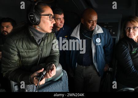 De gauche à droite, Mary Peltola, représentante de l'Alaska, sous-ministre adjoint. Nathan A. Moore, commandant, district 17th de la Garde côtière, Willie G. Nunn, administratrice de la région 10 de la FEMA, et Deanne Chriswell, administratrice de la FEMA, ont relevé les dommages de la vue du poste de pilotage d'un avion Hercules C-130 de la Garde côtière de la station aérienne Kodiak, le 24 septembre 2022. Le représentant Peltola et le personnel de la FEMA ont travaillé avec la Garde côtière pour évaluer les dommages causés aux villages et aux communautés de l'ouest de l'Alaska par le typhon Merbok. Photo de la Garde côtière américaine par Petty Officer 3rd Class Ian Gray. Banque D'Images