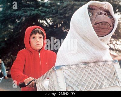 E.T. LE FILM EXTRA-TERRESTRE 1982 Universal Pictures avec Henry Thomas à gauche et et joué par Pat Welsh Banque D'Images