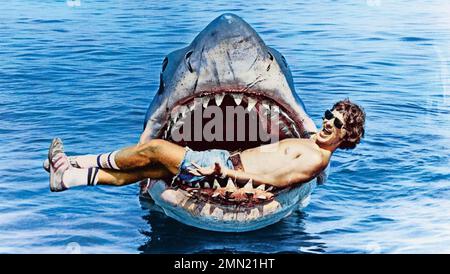 JAWS 1975 film Universal Pictures. Le directeur Steven Spielberg pose avec le requin modèle Banque D'Images