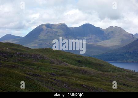 Le Munros Tom na Gruagaich & Sgurr Mhor sur la chaîne de montagnes Beinn Alligin à Glen Torridon, Wester Ross, Scottish Highlands, Écosse, Royaume-Uni. Banque D'Images