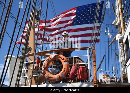 Un lieutenant à bord de la garde côtière, le Cutter Barque Eagle, se tient stoïquement tandis que le Cutter est amarré à Newport, RI, le 24 septembre 2022. Tout au long du printemps, de l’été et de l’automne, Eagle formera des cadets et des officiers candidats, leur enseignera des compétences pratiques de matelots tout en les endoctrinant dans le laboratoire de direction à flot de la Garde côtière. Banque D'Images