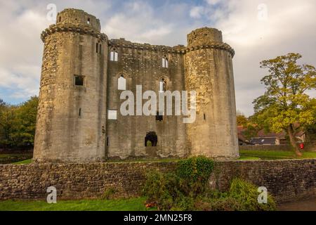 Vue sur les tours en ruines du château de Nunney Wiltshire. Banque D'Images
