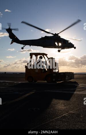 Un MH-60s Nighthawk, attaché aux « Tridents » de l'Escadron de combat en mer (HSC) 9, quitte le pont de vol de l'USS Gerald R. Ford (CVN 78) pendant une charge de munitions, le 25 septembre 2022. Ford est en cours dans l'océan Atlantique en vue d'un déploiement prévu cet automne. Banque D'Images