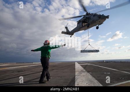 Le mécanicien de charpente aéronautique Airman James, âgé d'Auburn, Géorgie, affecté à l'Escadron de combat en mer (HSC) 9, signale à un MH-60s Nighthawk, attaché à HSC-9, pendant une charge de munitions sur le pont de vol USS Gerald R. Ford (CVN 78), le 25 septembre 2022. Ford est en cours dans l'océan Atlantique en menant des qualifications de transporteur et des travaux pour un déploiement prévu cet automne. Banque D'Images