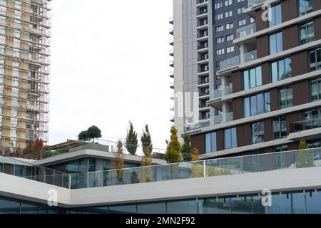 Bâtiments modernes en verre avec jardins en terrasse. Banque D'Images