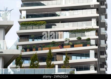 Bâtiments modernes en verre avec jardins en terrasse. Banque D'Images