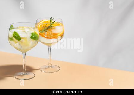 Mojito avec citron et orange sur fond gris Banque D'Images