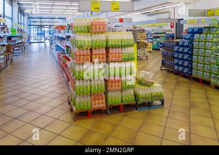 Fossano, Italie - 28 janvier 2023: bouteilles pour animaux Shweppes boissons sans alcool et eau sur palette dans le magasin à prix réduit italien INS, INS est le supermarché italien Chai Banque D'Images