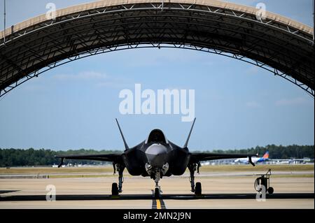 Les pilotes du 60th Fighter Squadron, 33rd Fighter Wing, se préparent à effectuer un survol au stade Raymond James, Tampa, Floride, le 25 septembre 2022. Les pilotes de vol permettent aux pilotes de renforcer leur expertise tactique et servent d'outil de recrutement pour influencer les nouvelles générations d'aviateurs américains. Banque D'Images