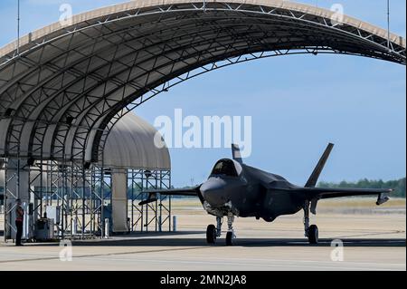 Les pilotes du 60th Fighter Squadron, 33rd Fighter Wing, se préparent à effectuer un survol au stade Raymond James, Tampa, Floride, le 25 septembre 2022. Les pilotes de vol permettent aux pilotes de renforcer leur expertise tactique et servent d'outil de recrutement pour influencer les nouvelles générations d'aviateurs américains. Banque D'Images