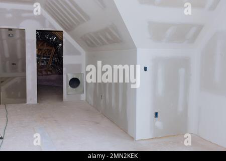 Il y a eu une quantité importante de plastering de la cloison sèche terminée dans la nouvelle maison en construction, il est maintenant prêt pour la peinture Banque D'Images