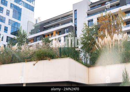 Bâtiments modernes en verre avec jardins en terrasse. Banque D'Images