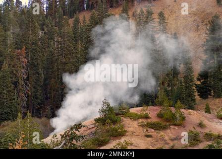 Des évents à vapeur de fumaroles se trouvent dans la zone de Sulphur Works, au parc national volcanique de Lassen, en Californie, aux États-Unis Banque D'Images