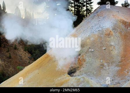 Des évents à vapeur de fumaroles se trouvent dans la zone de Sulphur Works, au parc national volcanique de Lassen, en Californie, aux États-Unis Banque D'Images