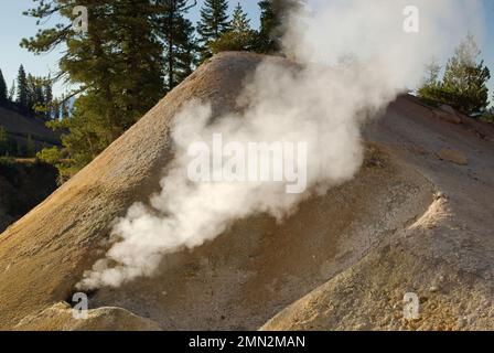 Des évents à vapeur de fumaroles se trouvent dans la zone de Sulphur Works, au parc national volcanique de Lassen, en Californie, aux États-Unis Banque D'Images