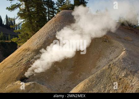 Des évents à vapeur de fumaroles se trouvent dans la zone de Sulphur Works, au parc national volcanique de Lassen, en Californie, aux États-Unis Banque D'Images