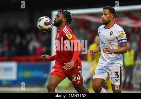 Aramide Oteh de Crawley (à gauche) avec Ibou Touray de Salford derrière lui pendant le match EFL League Two entre Crawley Town et Salford City au Broadfield Stadium , Crawley , Royaume-Uni - 28th janvier 2023 photo Simon Dack/Telephoto Images. Usage éditorial uniquement. Pas de merchandising. Pour les images de football, les restrictions FA et Premier League s'appliquent inc. Aucune utilisation Internet/mobile sans licence FAPL - pour plus de détails, contactez football Dataco Banque D'Images