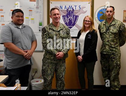 SILVERDALE, Washington (sept 26, 2022) ÉTATS-UNIS Le capitaine de la Marine Michael D. Eberlein (au centre à gauche), commandant, Trident Refit Facility, Bangor (TRFB), pose avec l'équipe de la Marine Afloat Maintenance Training Strategy (NAMTS) au cours d'une gemba à TRFB. Le programme NAMTS a été établi par le chef des opérations navales pour améliorer la capacité de maintenance biologique des groupes de combat et l'autosuffisance matérielle. La mission centrale de TRFB consiste à réparer, à réviser progressivement et à moderniser la force sous-marine de missiles balistiques de la flotte du Pacifique. Chaque semaine, le personnel de direction de TRFB visite une zone de production différente Banque D'Images