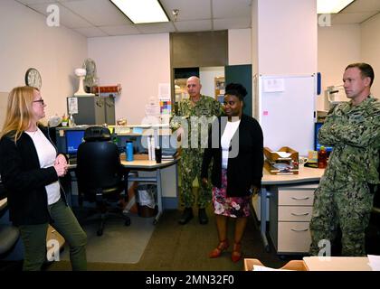 SILVERDALE, Washington (sept 26, 2022) Sandra Hinz (à gauche), la directrice de programme de la stratégie de formation à l'entretien des afloat de la Marine de commandement (NAMTS) pour Trident Refit Facility, Bangor (TRFB), parle à la direction du commandement de la TRFB pendant une gemba au TRFB. Le programme NAMTS a été établi par le chef des opérations navales pour améliorer la capacité de maintenance biologique des groupes de combat et l'autosuffisance matérielle. La mission centrale de TRFB consiste à réparer, à réviser progressivement et à moderniser la force sous-marine de missiles balistiques de la flotte du Pacifique. Chaque semaine, le personnel de direction de TRFB visite une zone de production différente de l'fac Banque D'Images