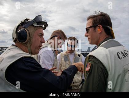 220926-N-ZG822-1350 MER IONIENNE (SEPT 26, 2022) ADM arrière de la marine espagnole. Gonzalo Villar Rodriguez, amiral du groupe de grève des transporteurs expéditionnaires espagnols, parle avec un officier de signalisation d'atterrissage de la marine américaine pendant les opérations de vol à bord du porte-avions de classe Nimitz USS George H.W. Bush (CVN 77) lors d'une visite au navire, le 26 septembre 2022. Le George H.W. Bush Carrier Strike Group est en cours de déploiement prévu dans la zone d'opérations de la Naval Forces Europe des États-Unis, employée par la U.S. Sixth Fleet pour défendre les intérêts américains, alliés et partenaires. Banque D'Images
