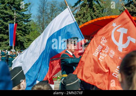 KOLOMNA, région de Moscou, RUSSIE - 9 mai 2015 : officiers avec la bannière de la Russie et la bannière de la division Idritskaya Rifle 150th. Victoire Day pa Banque D'Images