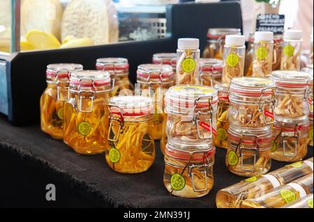 11 août 2019. Istra, région de Moscou. Salon du fromage et des produits agricoles. Racine médicinale conservée dans un pot en verre. Remèdes populaires pour combattre les maladies Banque D'Images