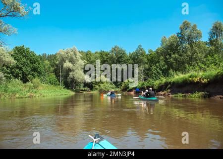 Excursion en kayak en famille. Homme et femme et couple âgé senior et bateau à rames seniora sur la rivière, une randonnée dans l'eau, une aventure estivale. Écologique et ex Banque D'Images