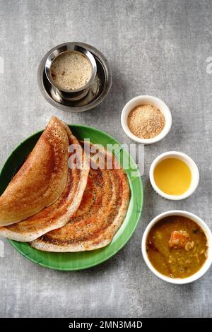 Petit-déjeuner végétarien indien du Sud Idli karam podi dosa sambar chutney poudre ghee et café filtre Banque D'Images