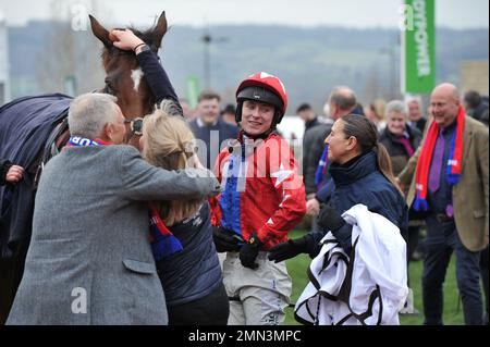 Quatrième course le Albert Bartlett Clarence House Chase. Editeur du Gite, vainqueur de la course, monté par Niall Houlihan dans l'enceinte des gagnants Horse Racing Banque D'Images