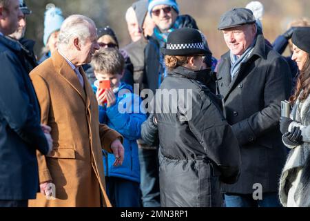 La photo datée de 8 janvier montre le roi Charles qui assistera au service du matin à l'église Saint-Laurent à Castle Rising, Norfolk. Banque D'Images